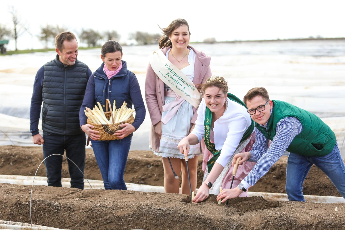 Weinhoheiten Jennifer Staake und Romy Richter