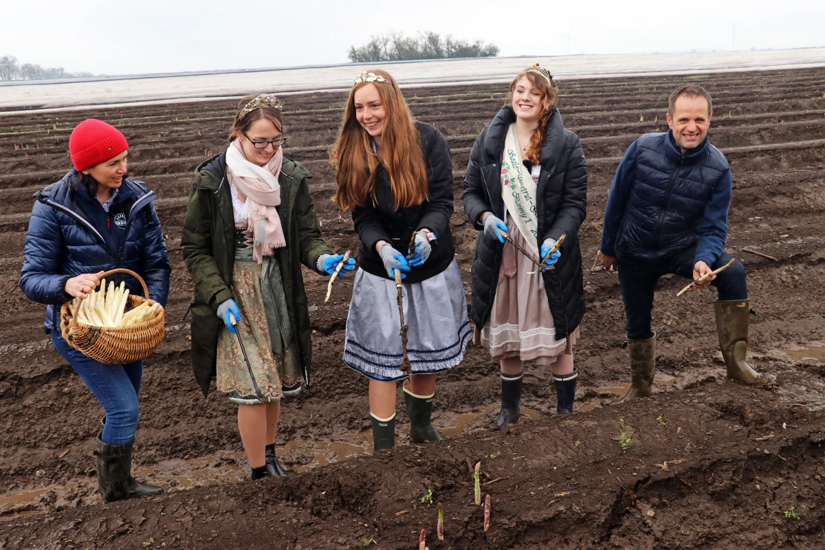 Weinhoheiten Nataly Binnenböse, Anne Tegtmeier und Romy Richter,