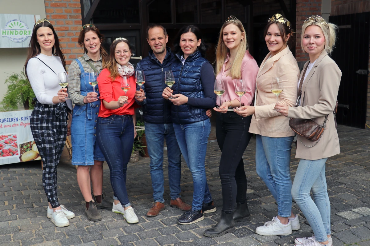 Weinhoheiten Lea Michelle Poppendicker, Paula Löber, Elisabeth Knappe, Lea Blumenthal, Larissa Schreiber und Maxie Wolf
