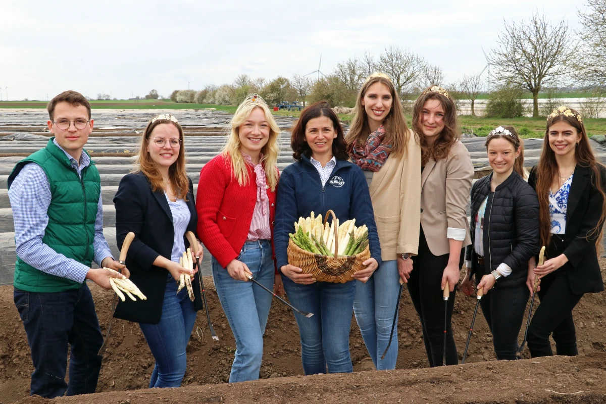 Weinhoheiten Elisabeth Knappe, Emma Meinhardt, Laura Philipp, Luisa Weichert, Emely Gottbehüt und Jennifer Jäger